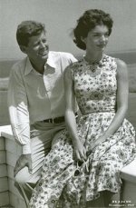 jfkandjacquelinehyannisport1960.jpg